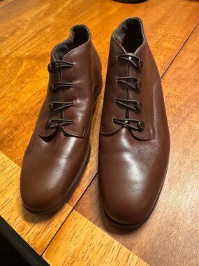 Munro American vintage style leather ankle boot. Size 9W